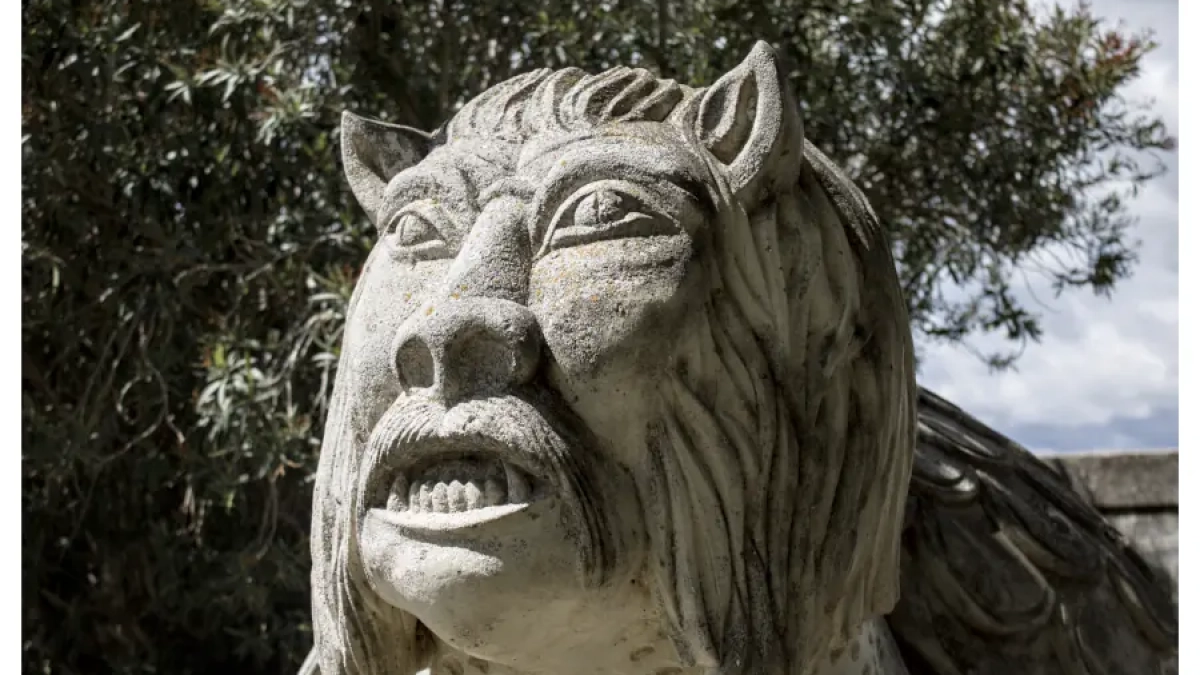Sculpture en pierre représentant la créature légendaire de la Tarasque, à Tarascon, en France.