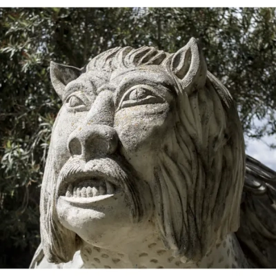 Sculpture en pierre représentant la créature légendaire de la Tarasque, à Tarascon, en France.